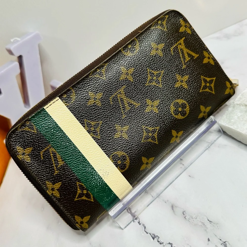 EUC Louis Vuitton Monogram Groom Zippy Organizer Wallet Alpine Green